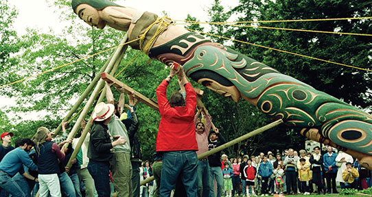 Raising of the Elliott pole during the 1990 festivities.