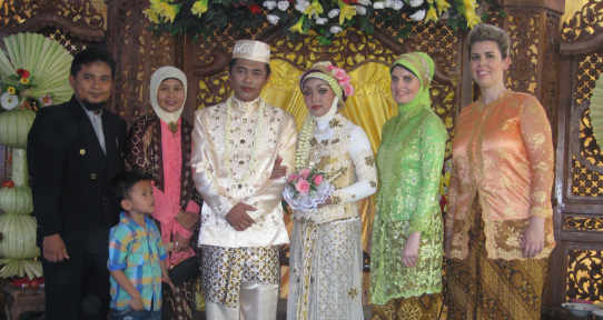 Madeline H. wearing traditional Javanese clothing at a wedding in Surakarta.