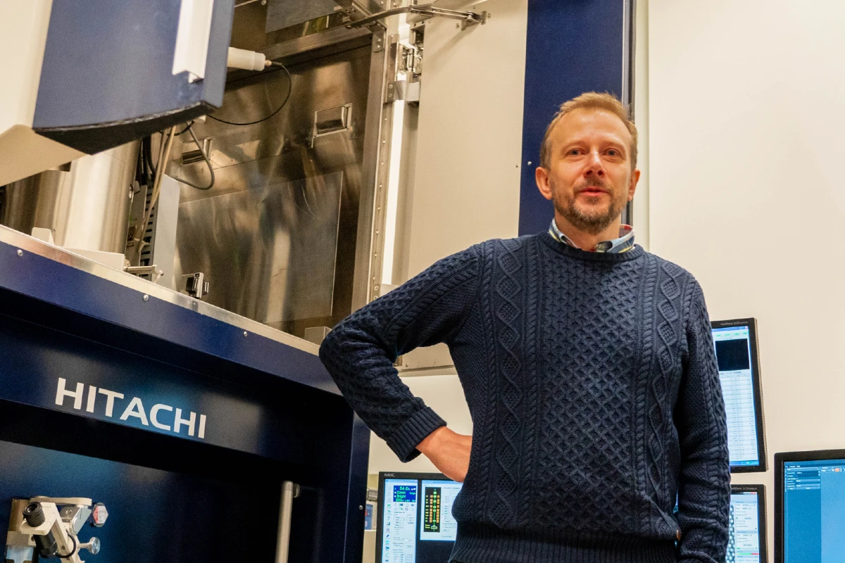 Arthur Blackburn in from of the TEM microscope