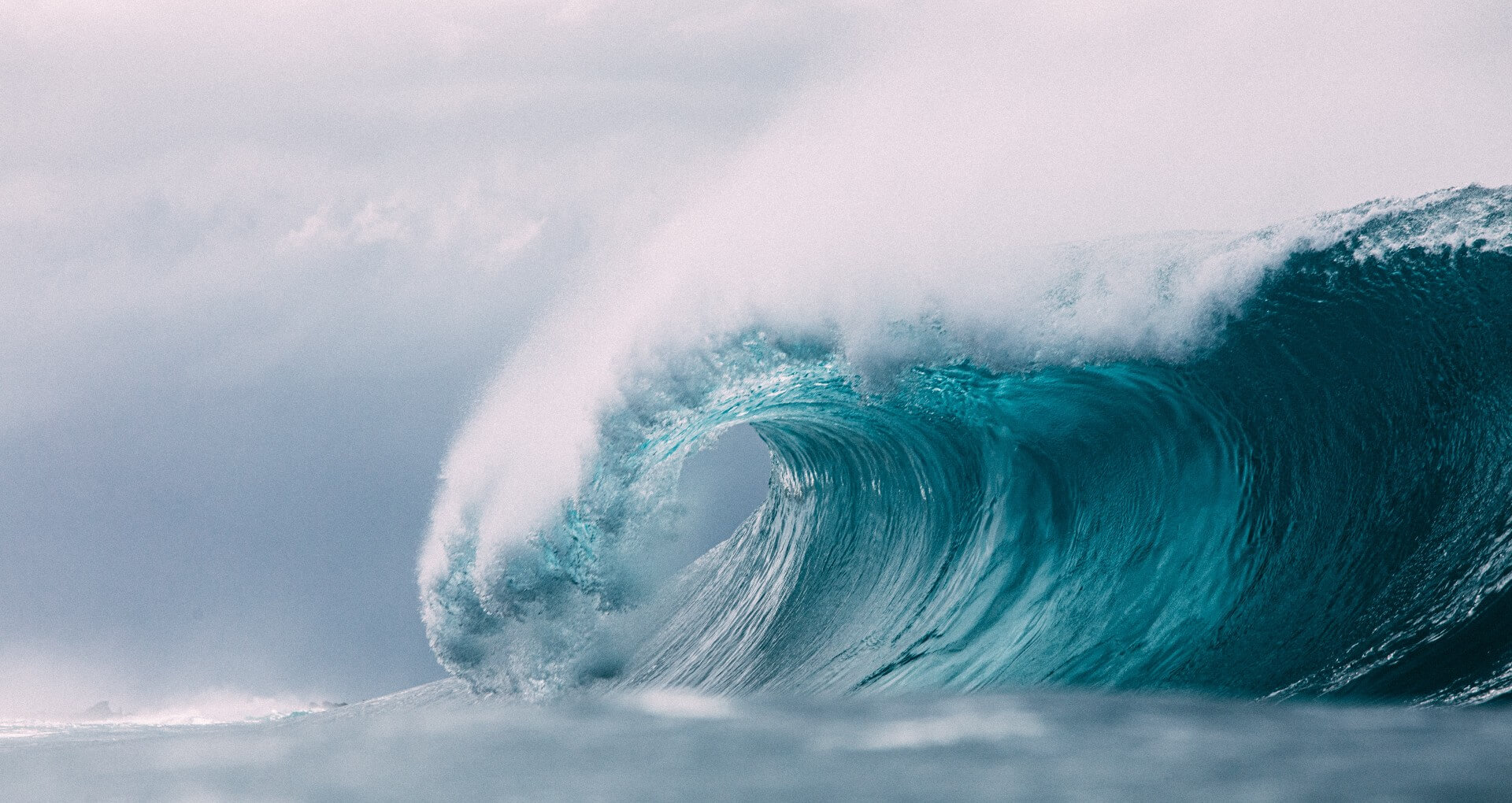 Large ocean wave cresting