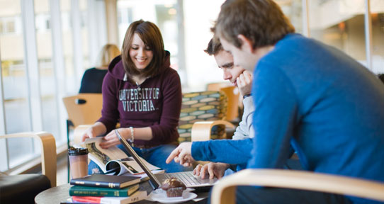 Two students dining in the Bibliocafe