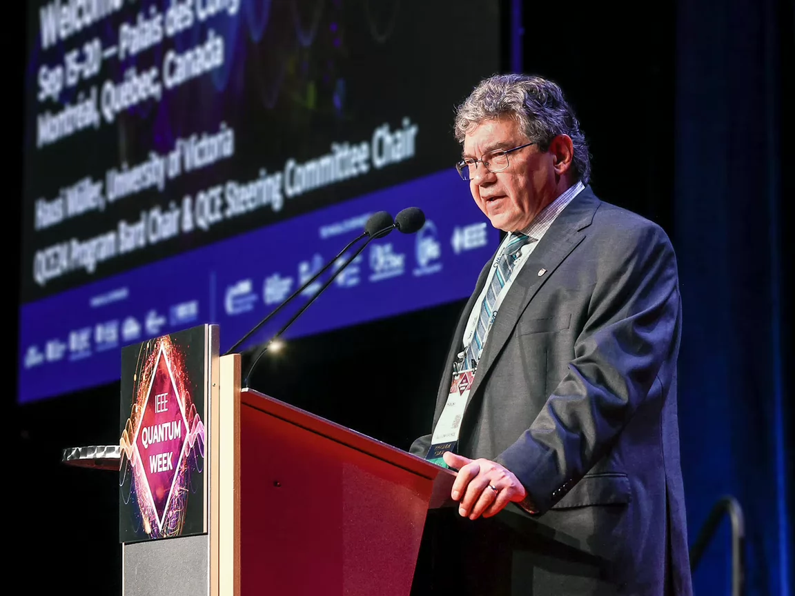 Hausi A. Müller, an IEEE life senior member, welcomes attendees to the 2024 IEEE Quantum Week