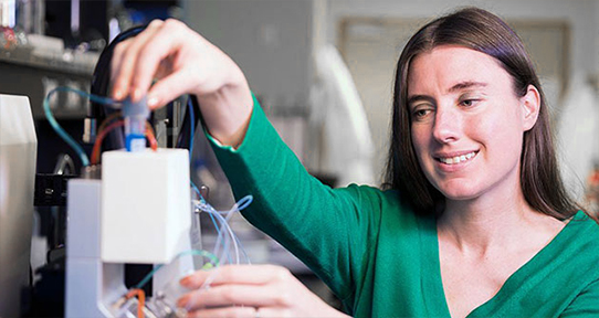 Dr. Strephanie Willerth in a lab