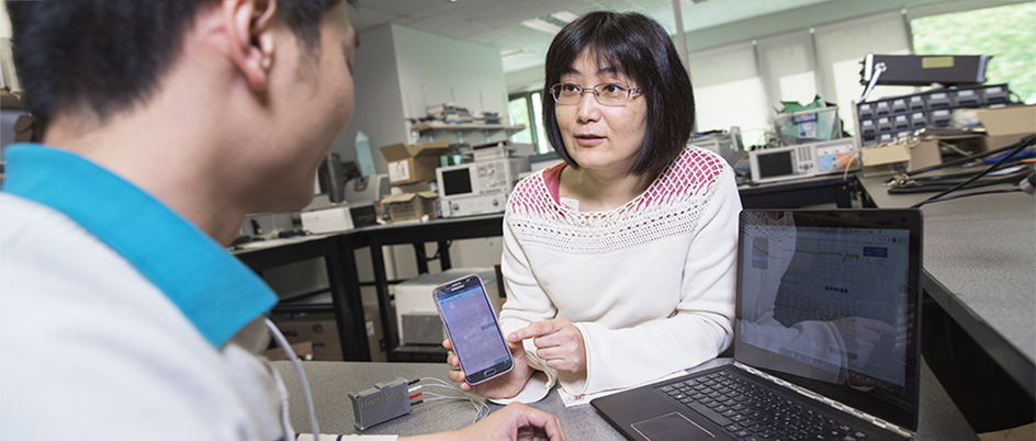 UVic professor Xiaodai Dong demonstrates how to monitor your health using a phone