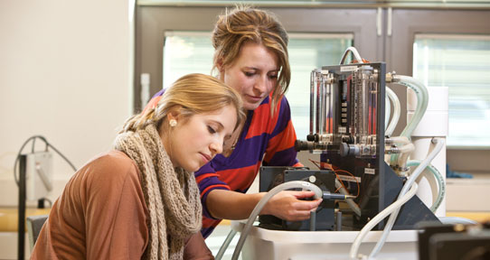 Undergraduate students in the fluids lab.
