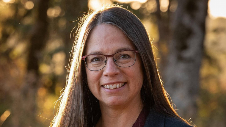 A portrait of alumna Denise Augustine.