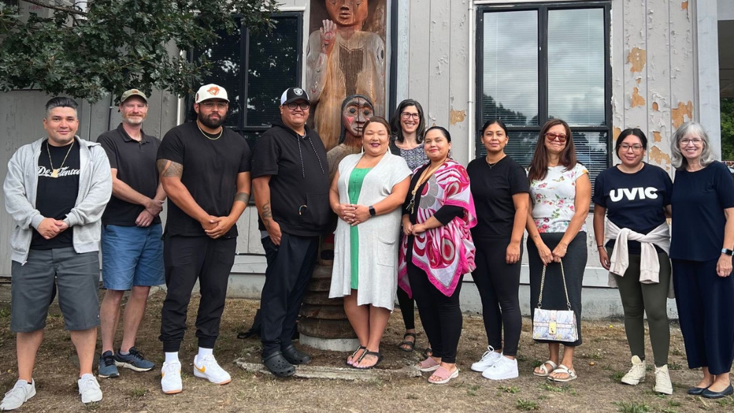The first BA ILP SENCOTEN cohort are pictured outside the Tribal School at the beginning of their program.