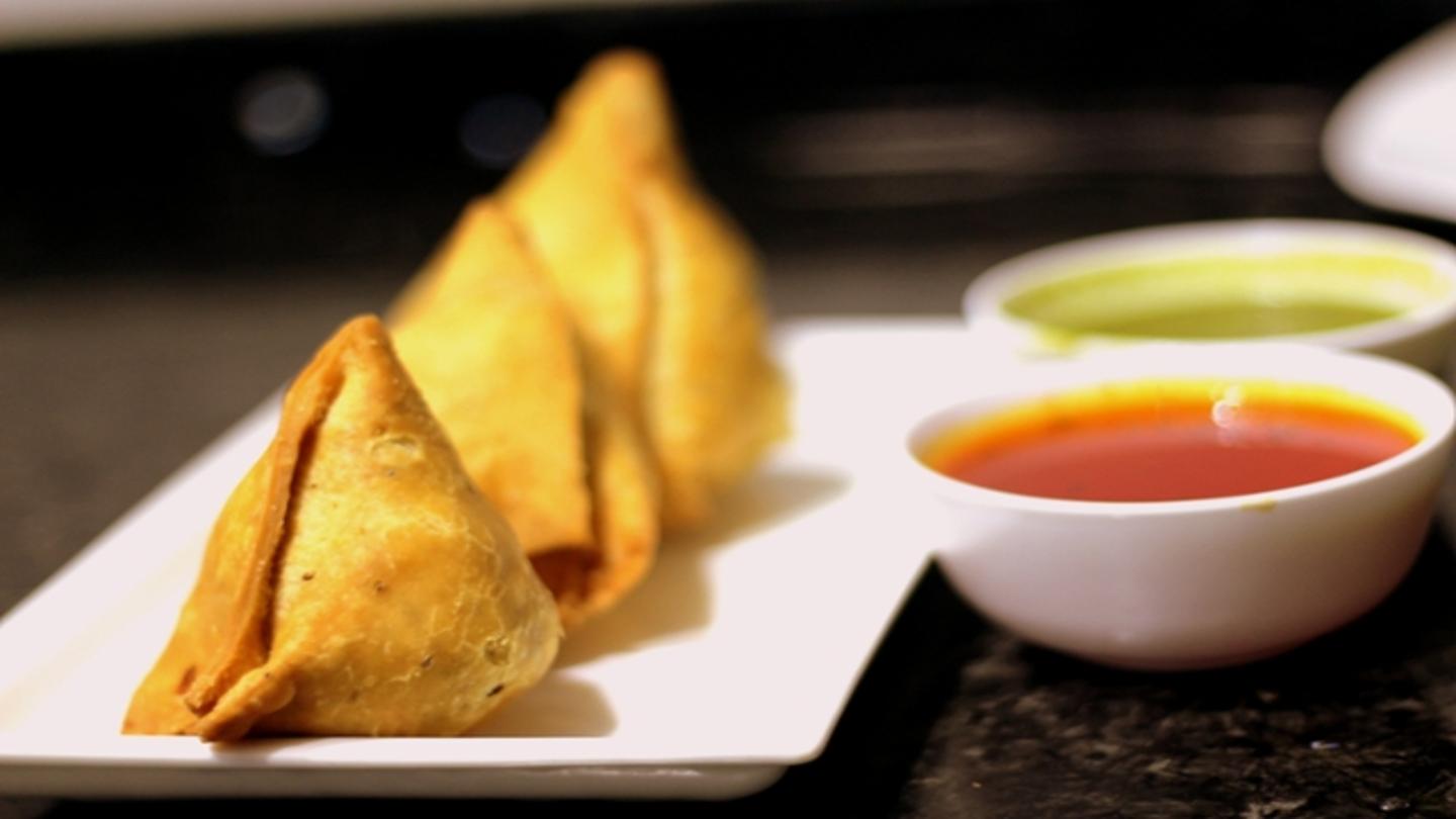Samosa with chutney