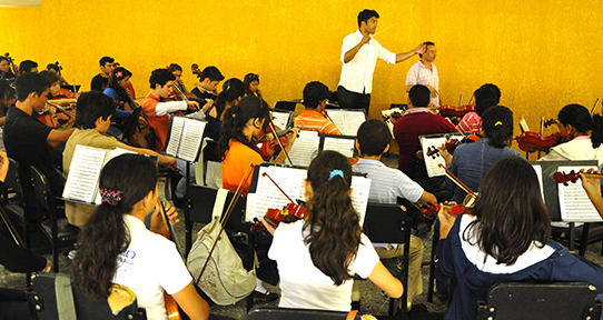 Jonathon Govias conducting a group of young musicians