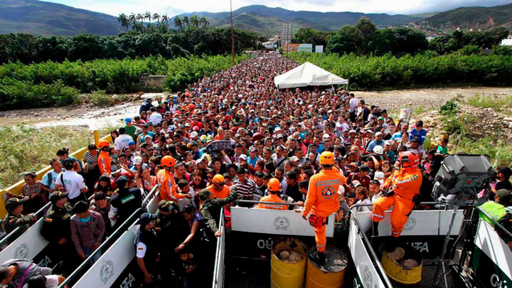 Tens of thousands of Venezuelans waiting to cross into Colombia
