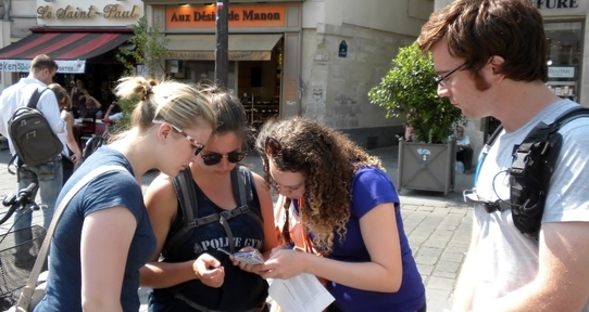 Four students looking at a map of Paris