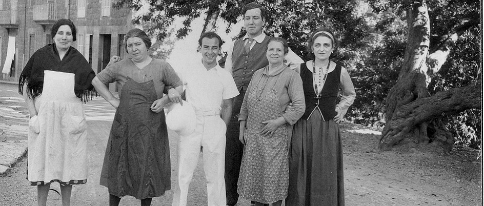 Robert Graves pictured with friends