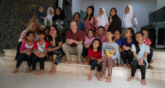 Dr. Michael Bodden with artists and children of Studio Hanafi Children’s Theatre, Greater Jakarta region. Photo by BJD Gayatri.