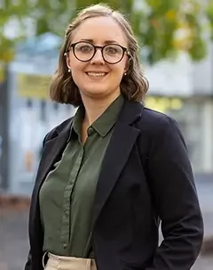 Headshot of Evelyn Feldman.