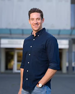 Headshot of librarian Nick Rochlin