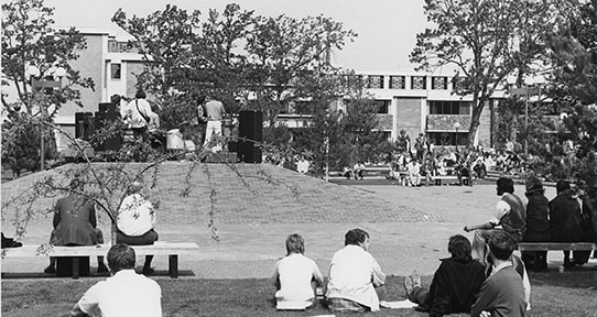 A band performing on the concrete pedestal outside the MacLaurin building.