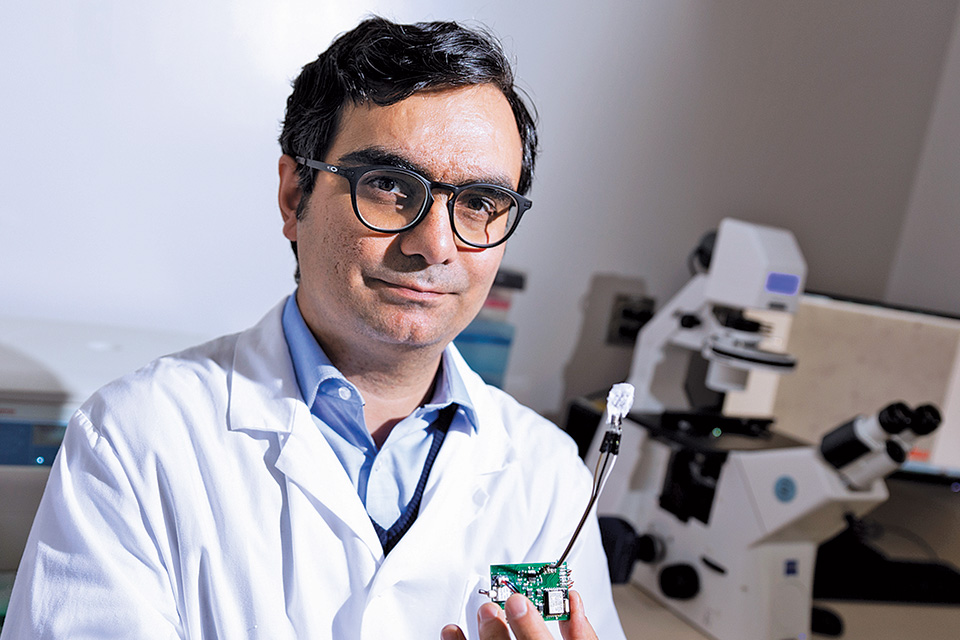 Biomedical engineer Mohsen Akbari in his lab