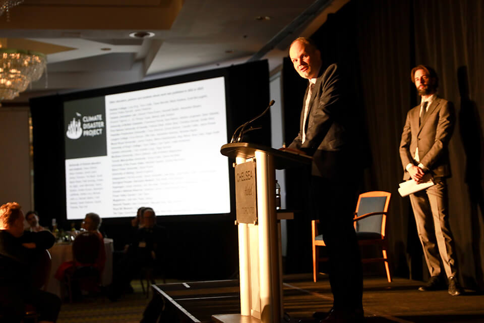 UVic’s Wayne Crookes Professor⁤ of Environmental and Climate Journalism Sean ⁤Holman addresses the National Newspaper Award audience.