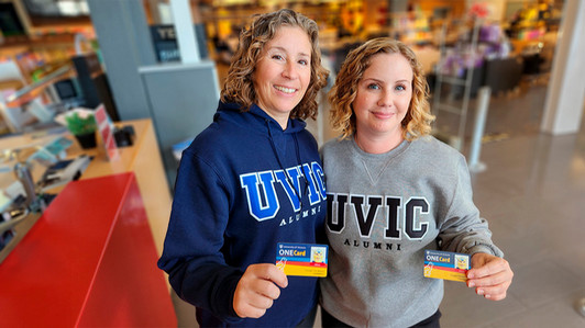 Alumni using their Alumni Card in the Bookstore