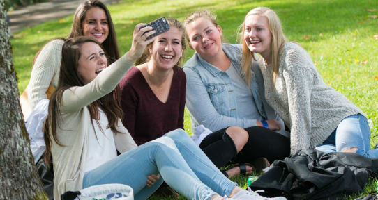 Group of student on the quad taking a selfie