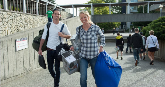 Parent helping their student move into a UVic on-campus residence