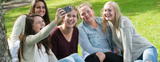 Group of students on the quad taking a selfie