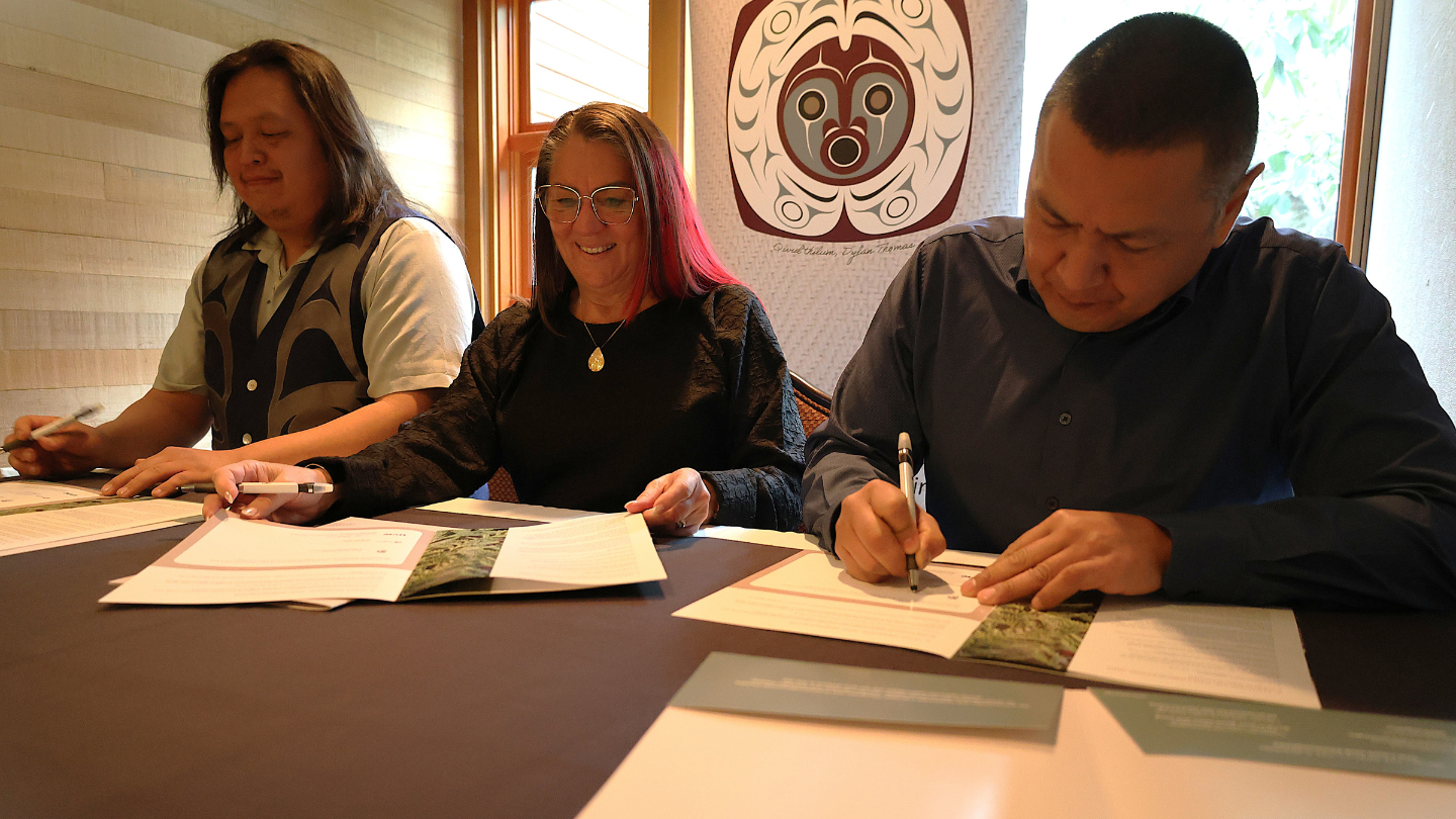 Three community representativesXʷsepsəm (Esquimalt) Nation, Songhees Nation and UVic representatives at the table signing the Relationship Protocol agreement