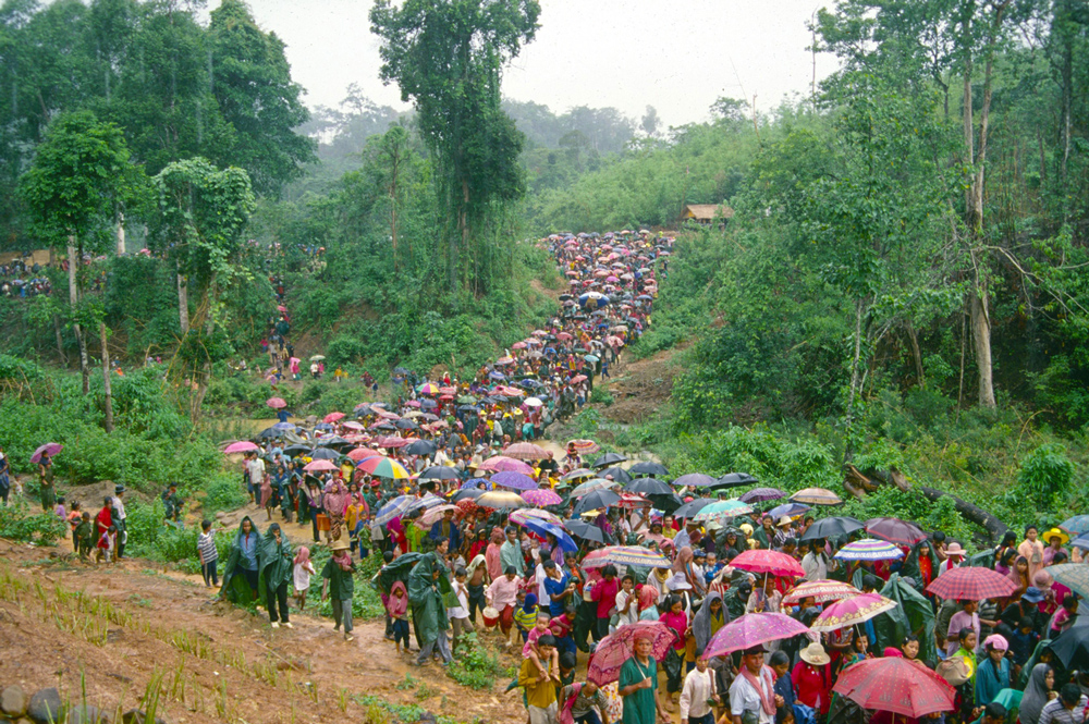 Photo of large group of refugees walking across the Thai-Burmese border