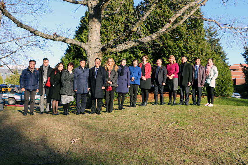 group photo of the vietnamese delegation with UVic administrators
