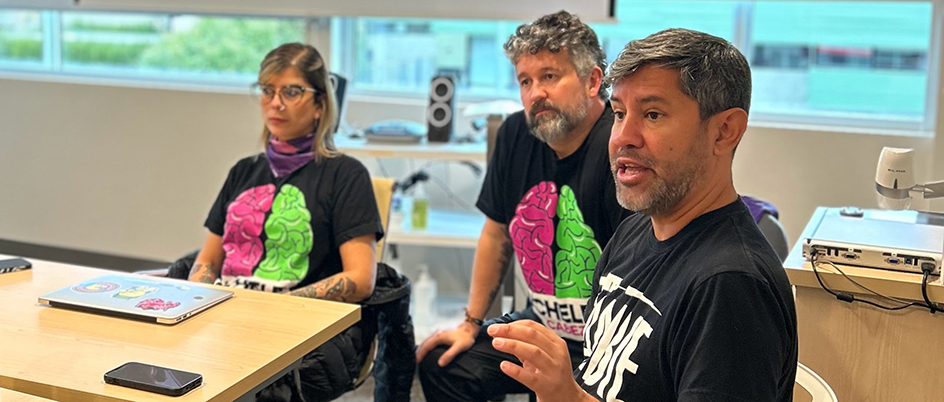 Vanessa Morris (left) and Julian Quintero of Acción Técnica Social and Jaime Arredondo (right) of the Canadian Institute for Substance Use Research addressing a classroom.