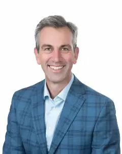 Headshot of Robert Niven in a plaid suit jacket