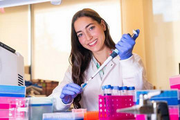 Shaeleen Mihalynuk working in the lab