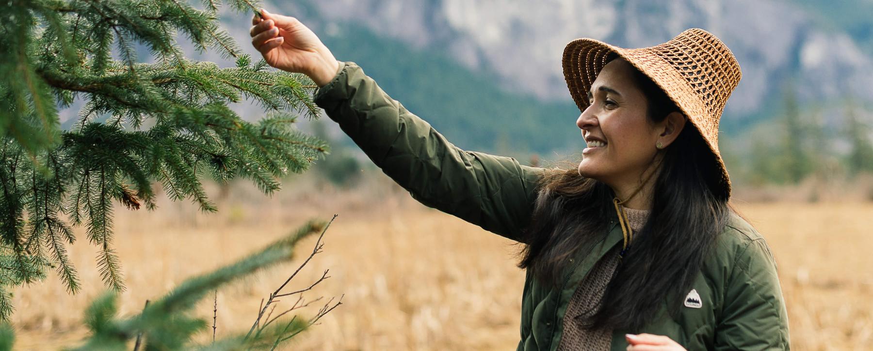 Researcher Leigh Joseph shares her knowledge of plants during community workshops.