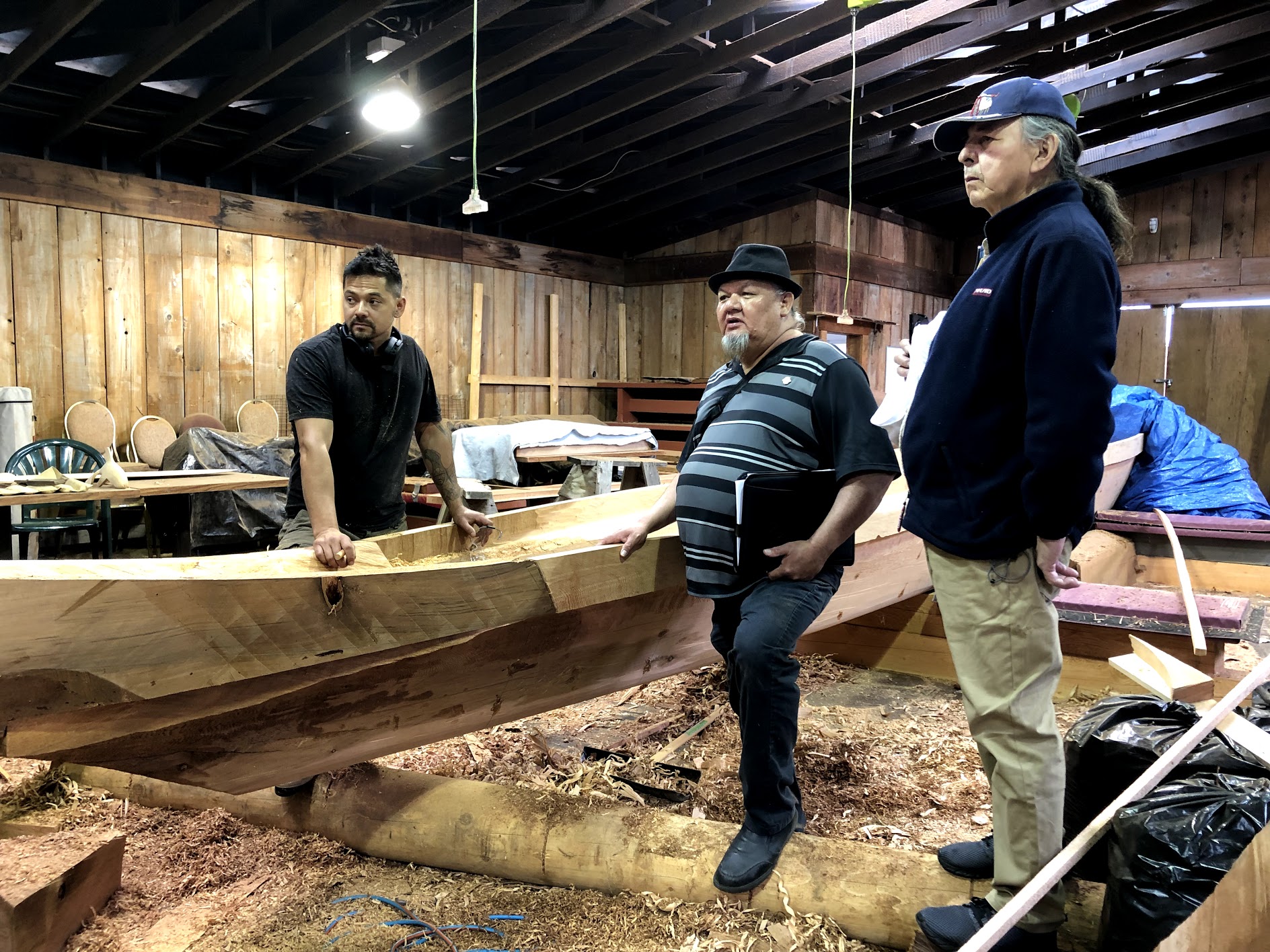 Luke Marsden (Stz'uminus) avec Gérard Ottawa et Charles Coocoo (Atikamekw)