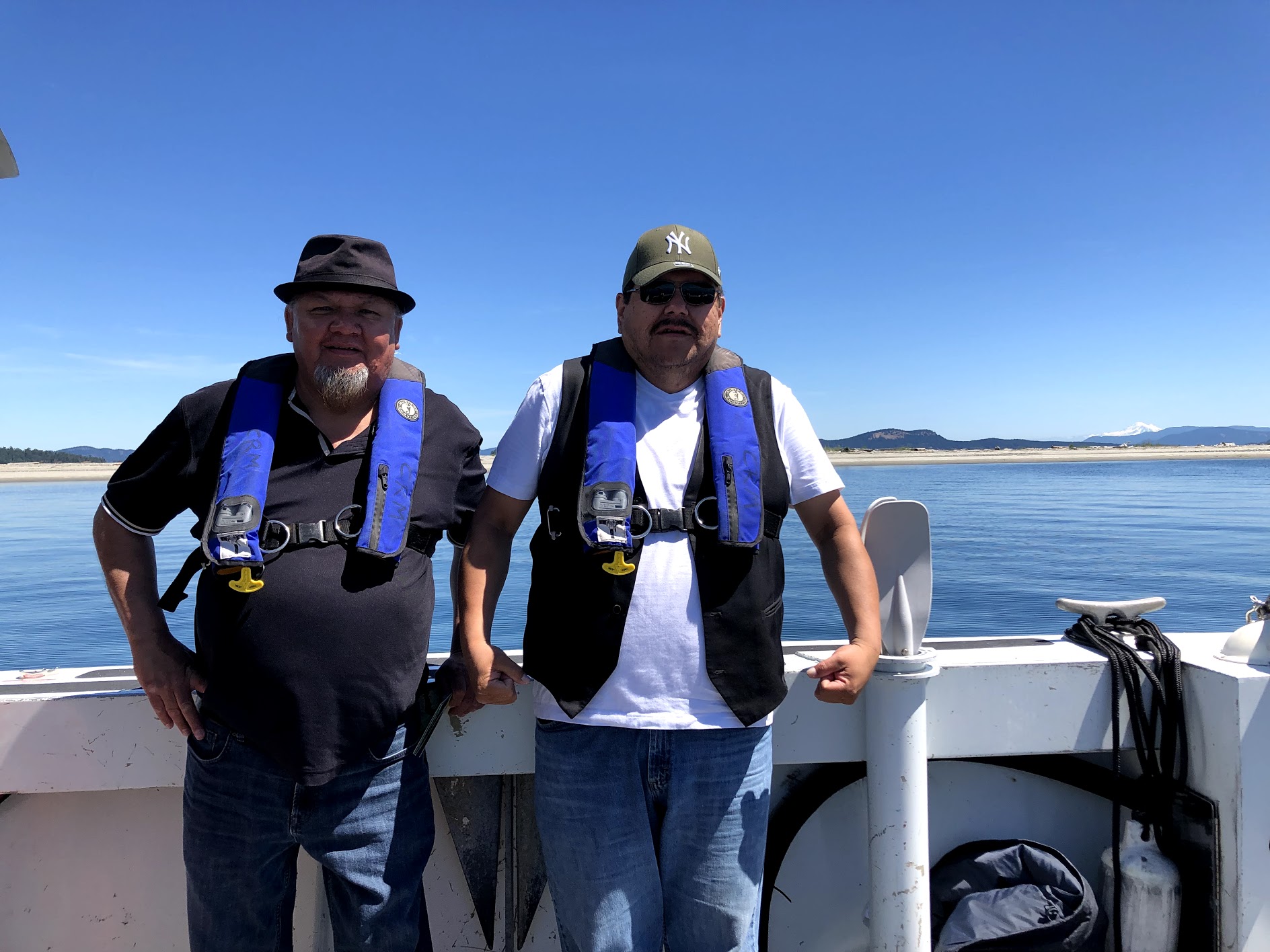 Gérard Ottawa et Christian Coocoo explorant W̱OYOMEĆEṈ