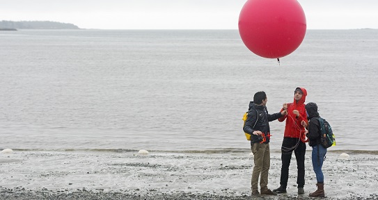 Students using balloons for coastal mapping