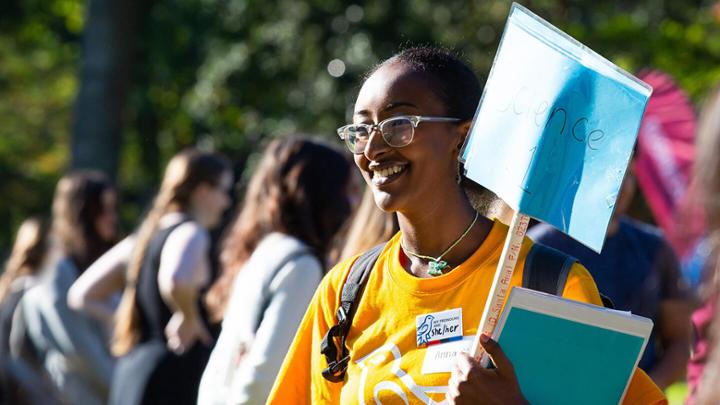 A student holds a sign that reads Science at UVic orientation week.