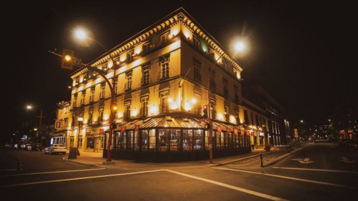 Swans pub at night
